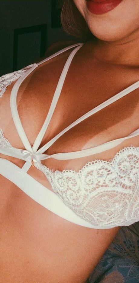 Ysseneg スター 裸 写真