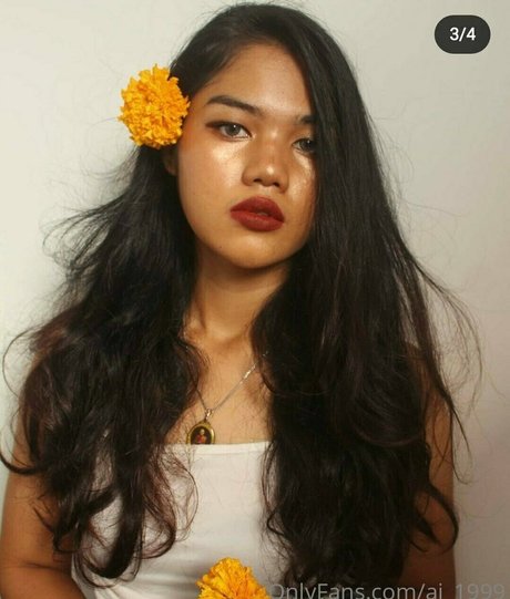 エモな痴女オンリーファンズ セクシーヌード 画像