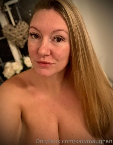 ぽっちゃりブロンドのオンリーファンズ ポルノ 写真