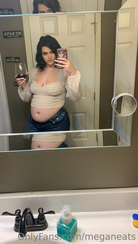 エモな痴女オンリーファンズ セクシーヌード 画像