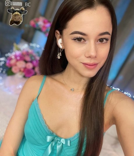 かわいいブロンドのオンリーファンズ セクシー裸 写真