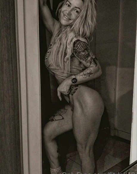 fitdoll40 ポルノスター 裸 写真