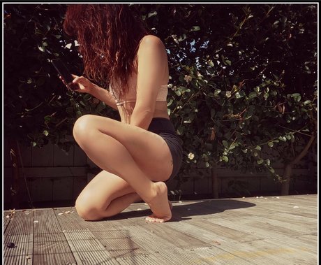 曲線美のブロンドオンリーファンズ ヌード 画像