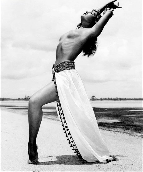 義母オンリーファンズ 美しいヌード 画像