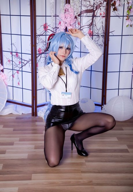 ぽっちゃりブロンドのオンリーファンズ アート裸 画像