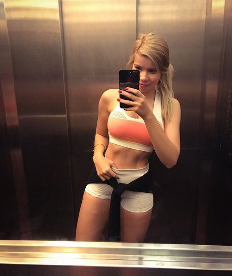 Izza Kowalski 独占モデル ギャラリー