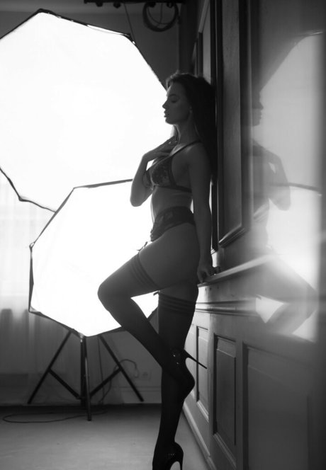 巨乳で痩せているオンリーファンズ セクシー裸 画像