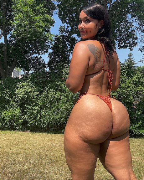 黒檀の厚いオンリーファンズ セクシー裸 画像