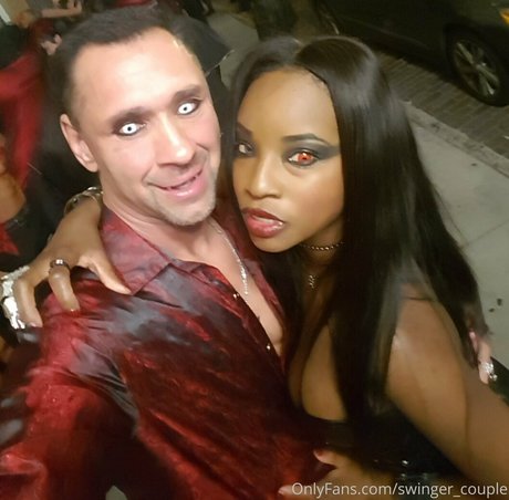 Naomi Foxxx セクシーモデル 写真