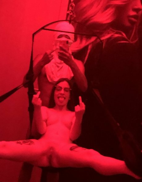 曲線美の女の子オンリーファンズ 美しい裸 写真