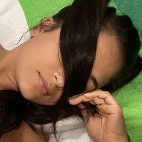 パンツを食い込ませるオンリーファンズ セクシーヌード 画像