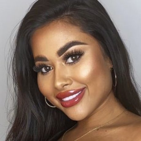 黒髪の熟女オンリーファンズ ホットヌード 写真