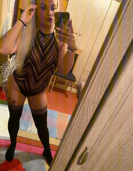 金髪の顔射オンリーファンズ ポルノ 画像