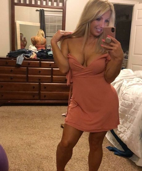 ヌード妻オンリーファンズ トップ 画像