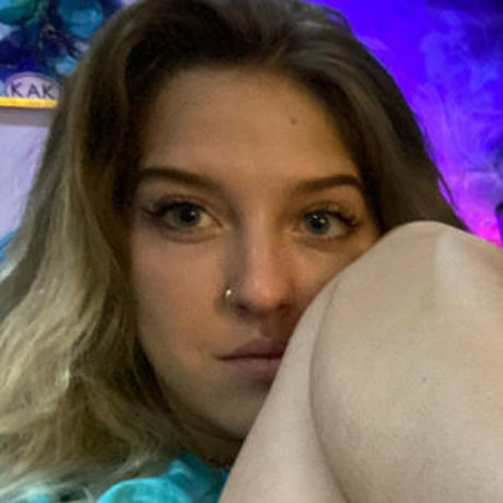 小さなおっぱいオンリーファンズ セクシー 画像