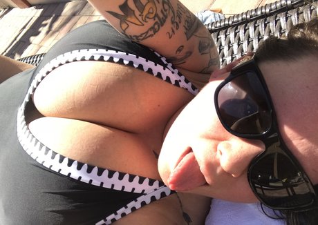 巨乳アマチュアオンリーファンズ セクシー裸 画像