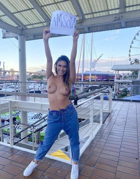 大きなプッシー唇オンリーファンズ ホット裸 ギャラリー