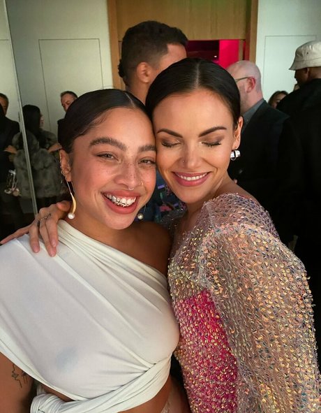 Kiana Lede 写真集