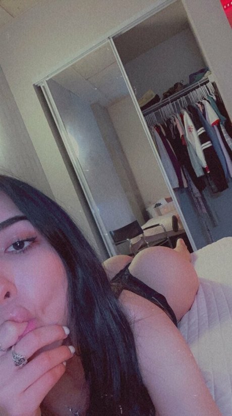 ブッシュ・オンリーファンズ セクシー 写真