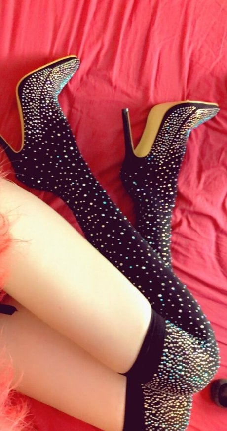 hot wet lilly 美しい女優 画像