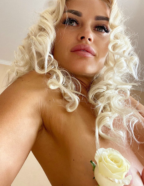 金髪の筋肉オンリーファンズ 美しいポルノ 画像