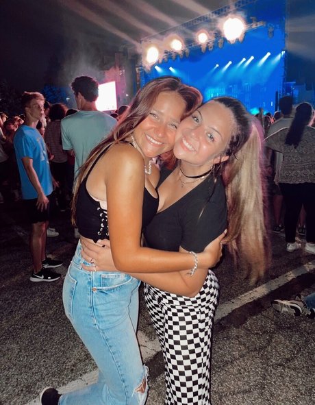 フラットオンリーファン ポルノグラフィック 画像