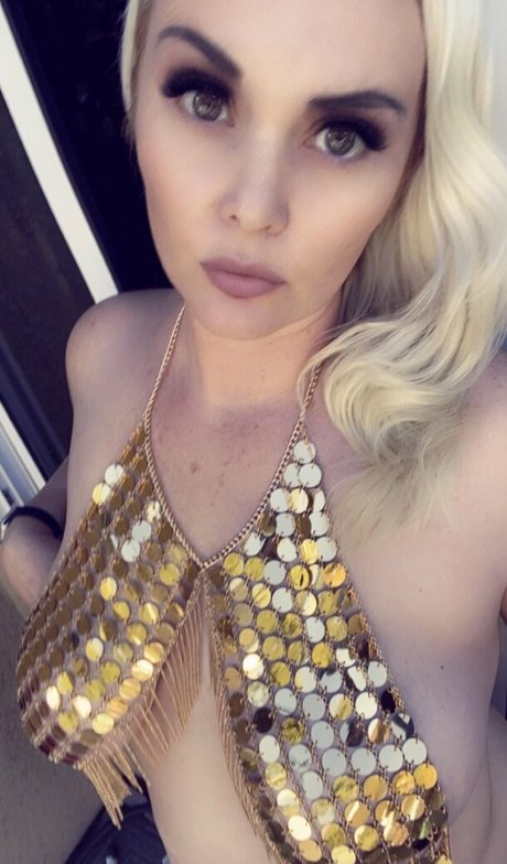 ぽっちゃりブロンドのオンリーファンズ トップ 写真