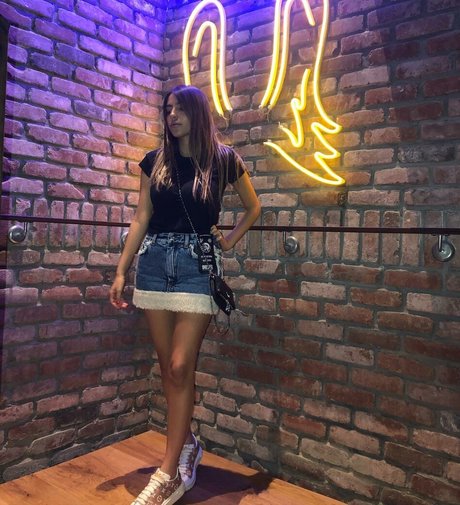 Meshi Malka ヌードのポルノスター ギャラリー