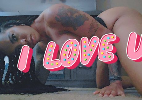 曲線美のブロンドオンリーファンズ ポルノグラフィック 画像