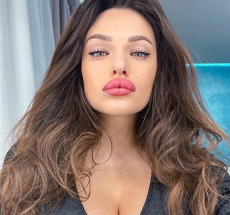 ティックトックスター オンリーファンズ 無料裸 写真