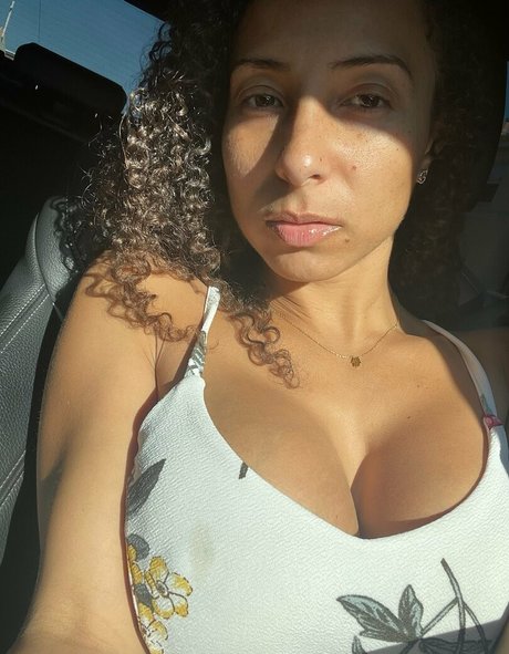 アラブ人妻オンリーファンズ ホット 写真