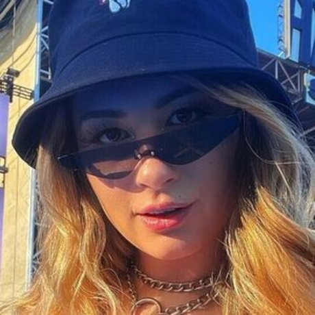 Daisy dewdrops ポルノモデル 画像