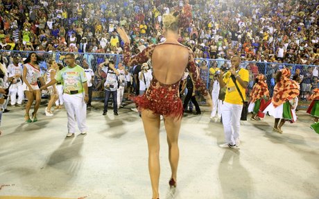 Ana Hickmann 裸のスター 画像