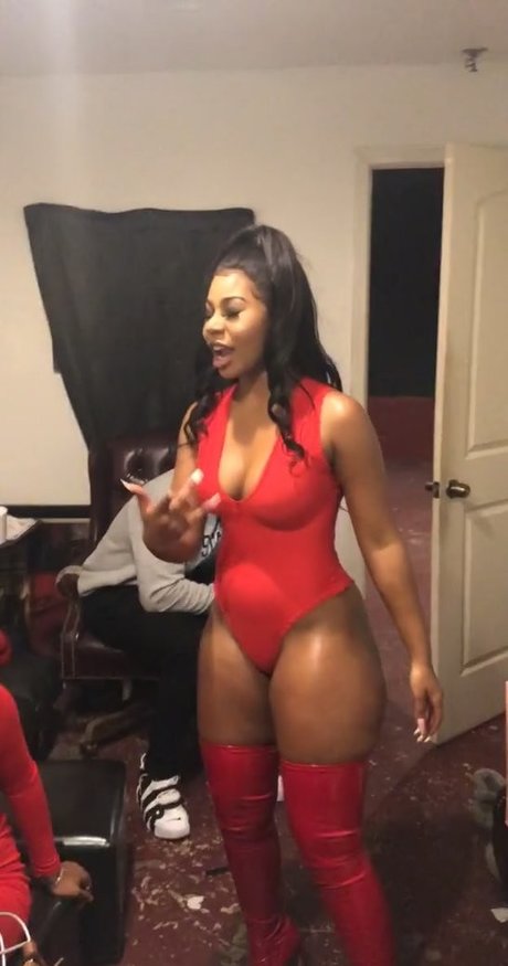 ストリップショー オンリーファンズ エロチック 写真