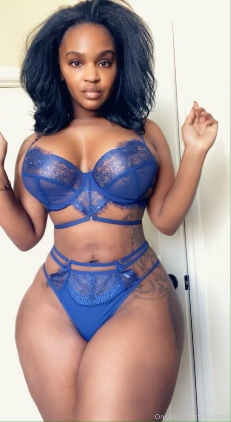 乳首 オンリーファンズ セクシー 写真