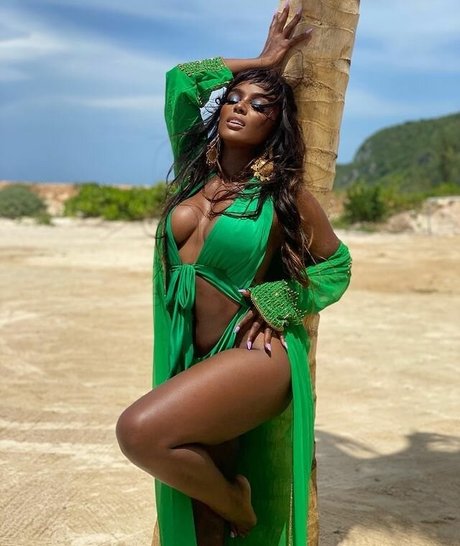 Amara La Negra 裸のモデル 写真