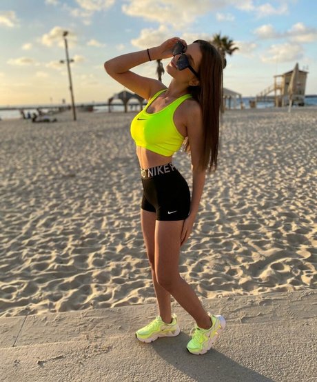 黒髪の熟女オンリーファンズ ポルノ ギャラリー