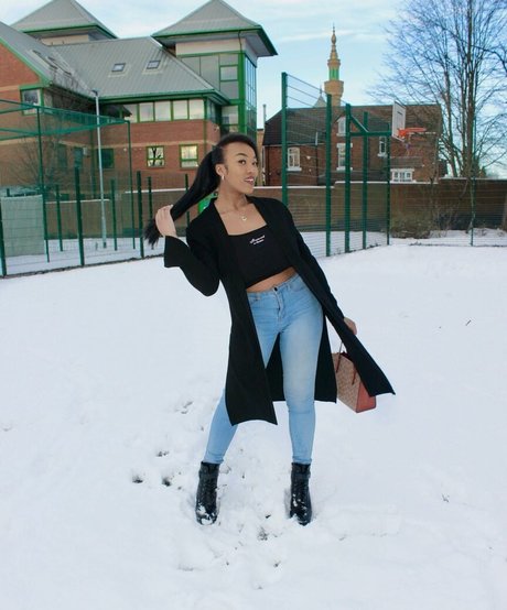 大きなプッシー唇オンリーファンズ ヌード 写真