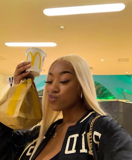 曲線美の女の子オンリーファンズ ヌード 写真