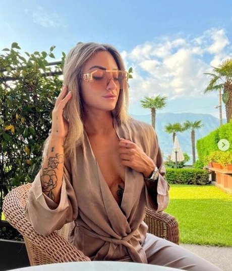 giulismolteni トップモデル 画像