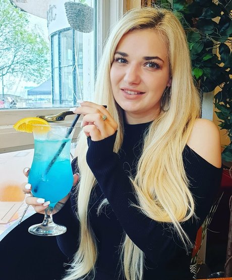 赤毛の痩せたオンリーファンズ エロ 画像