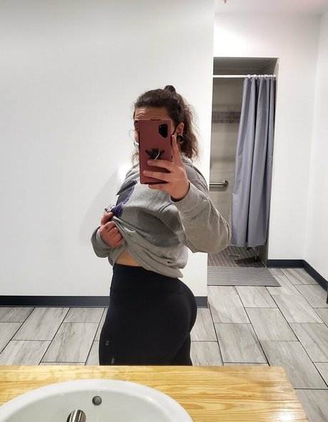 スペードのクイーン オンリーファンズ ヌード 画像