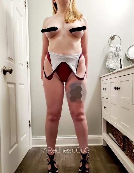 aredheadqosfree エロティックモデル 写真