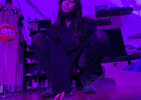 ぽっちゃりブルネットオンリーファンズ ヌード 写真