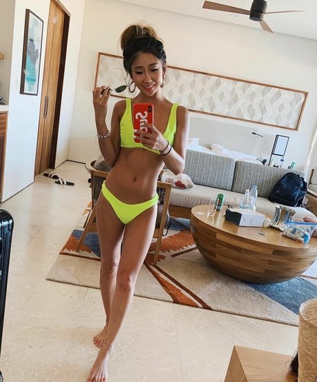 ヌード熟女オンリーファンズ ポルノ 写真