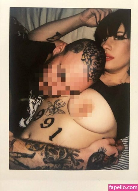 gothkaren 裸のスター 写真