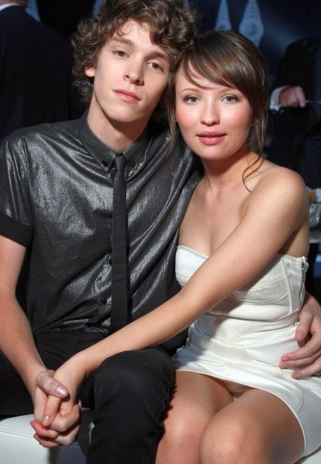 Emily Browning ポルノスター パーフェクト 写真