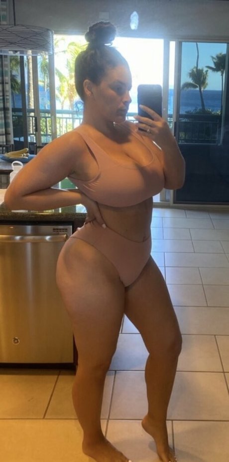 巨乳で痩せているオンリーファンズ 美しいポルノ 写真