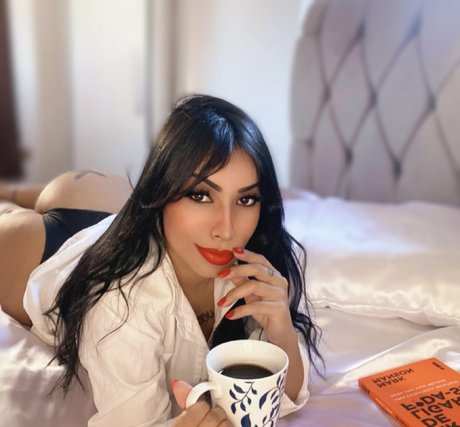 小さいチンポのシーメールオンリーファンズ 無料アダルト 写真