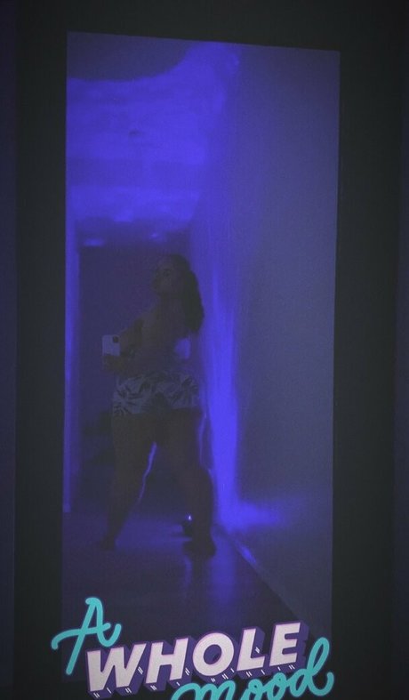 教室オンリーファン エロチック 画像